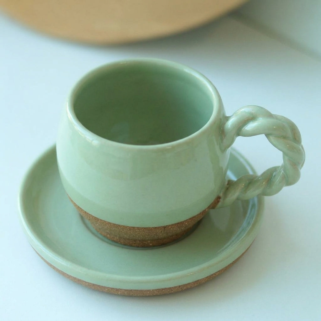Xícara Esfera com Alça Espiral em cerâmica artesanal — tamanho 180ML, argila Cappuccino, esmalte Verde Menta