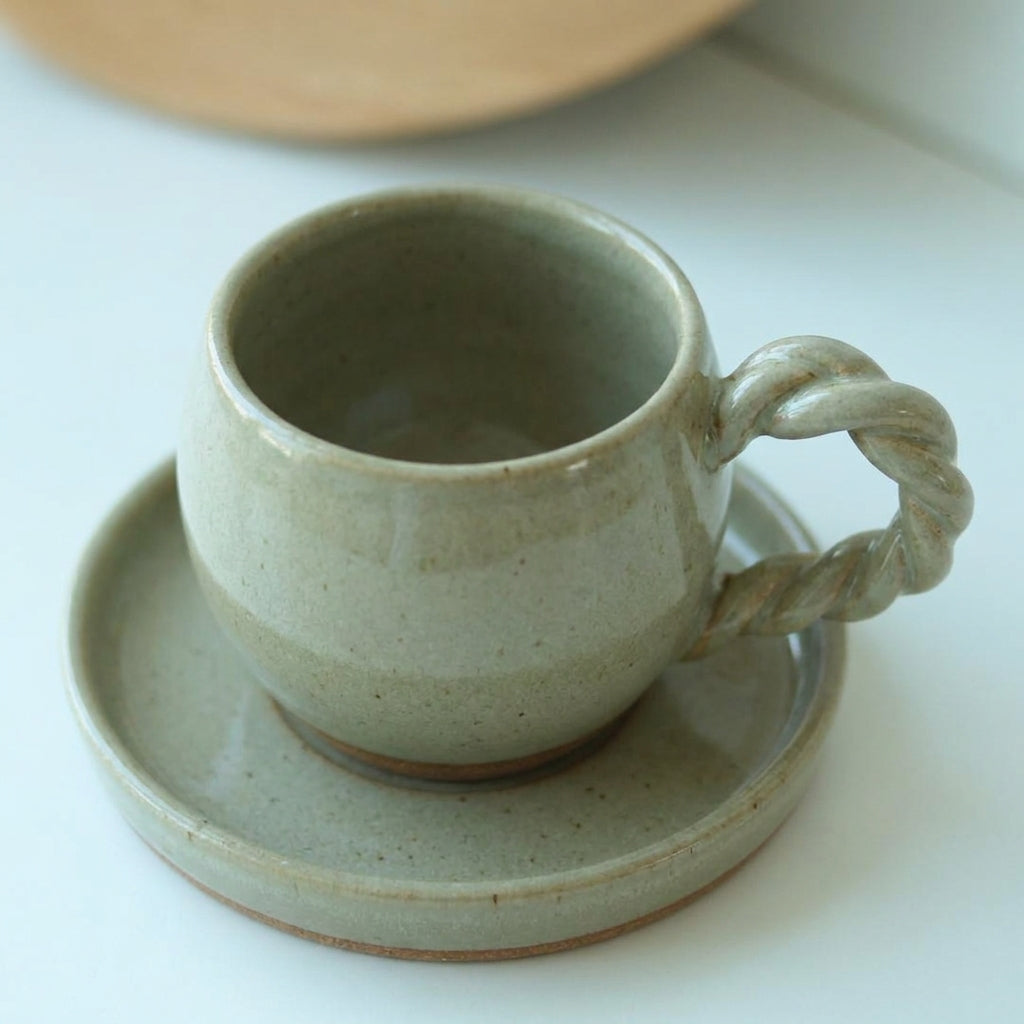 Xícara Esfera com Alça Espiral em cerâmica artesanal — tamanho 180ML, argila Cappuccino, esmalte Verde Pompeia
