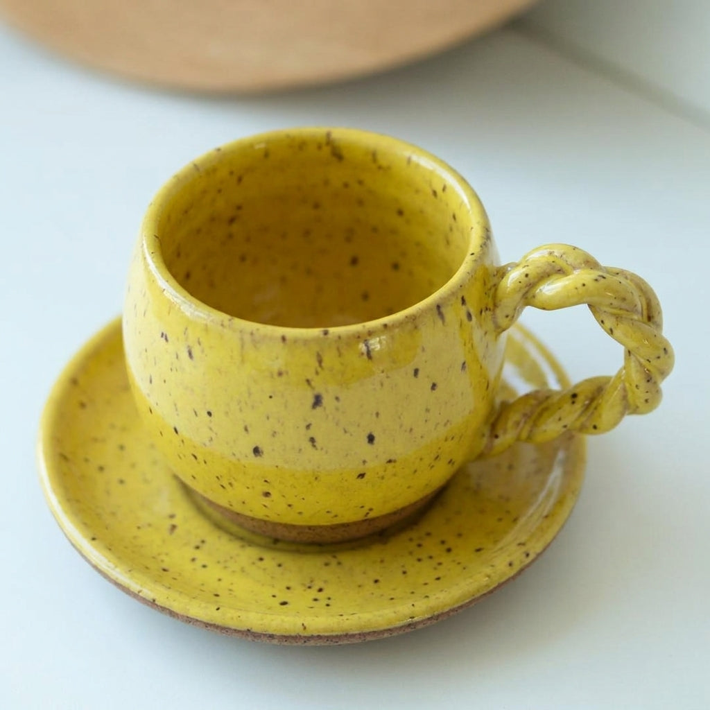 Xícara Esfera com Alça Espiral em cerâmica artesanal — tamanho 180ML, argila Flocos, esmalte Amarelo Intenso