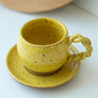 Xícara Esfera com Alça Espiral em cerâmica artesanal — tamanho 180ML, argila Flocos, esmalte Amarelo Intenso