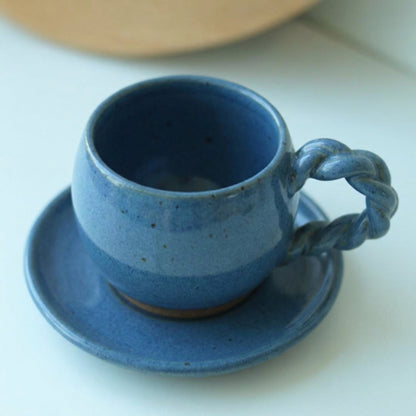 Xícara Esfera com Alça Espiral em cerâmica artesanal — tamanho 180ML, argila Flocos, esmalte Azul Safira