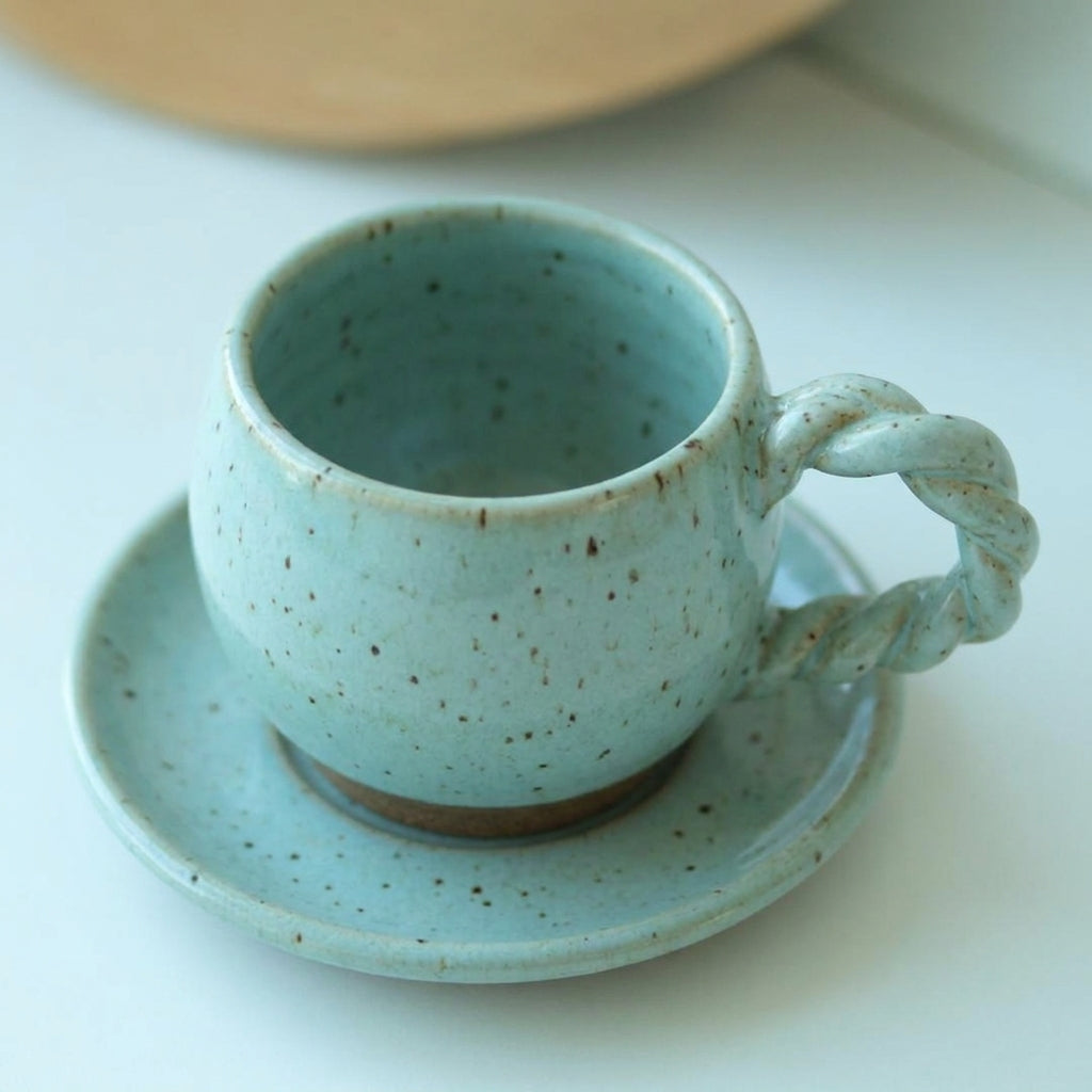 Xícara Esfera com Alça Espiral em cerâmica artesanal — tamanho 180ML, argila Flocos, esmalte Jujuba