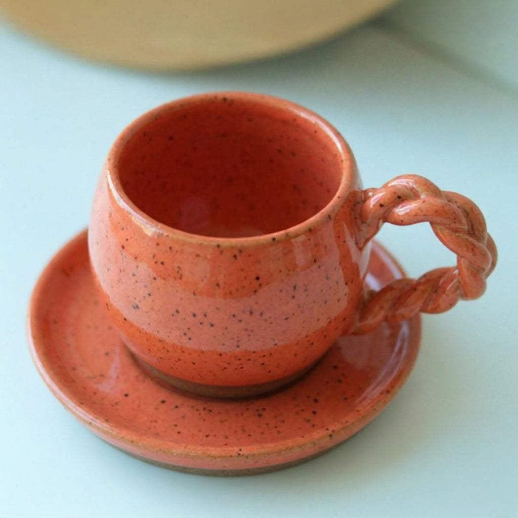 Xícara Esfera com Alça Espiral em cerâmica artesanal — tamanho 180ML, argila Flocos, esmalte Laranja Intenso