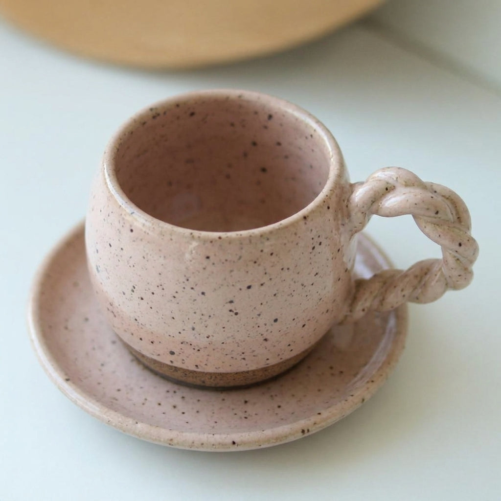Xícara Esfera com Alça Espiral em cerâmica artesanal — tamanho 180ML, argila Flocos, esmalte Nude
