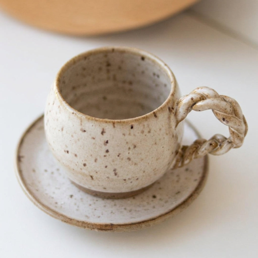 Xícara Esfera com Alça Espiral em cerâmica artesanal — tamanho 180ML, argila Flocos, esmalte Pedra Sabão