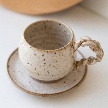 Xícara Esfera com Alça Espiral em cerâmica artesanal — tamanho 180ML, argila Flocos, esmalte Pedra Sabão