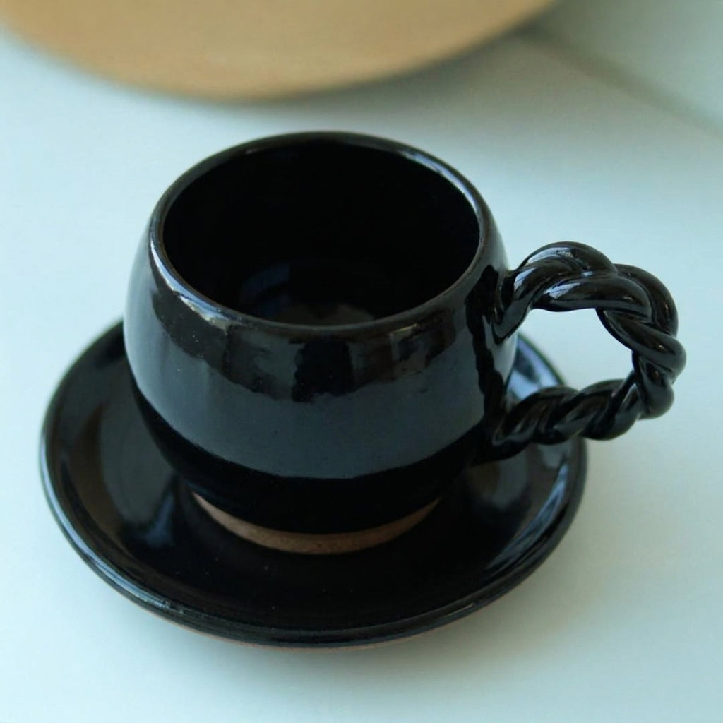 Xícara Esfera com Alça Espiral em cerâmica artesanal — tamanho 180ML, argila Flocos, esmalte Preto Ébano