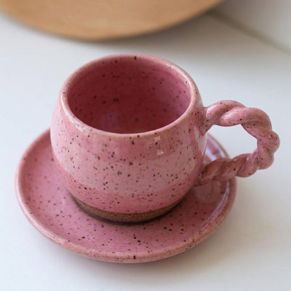 Xícara Esfera com Alça Espiral em cerâmica artesanal — tamanho 180ML, argila Flocos, esmalte Rosa Barbie