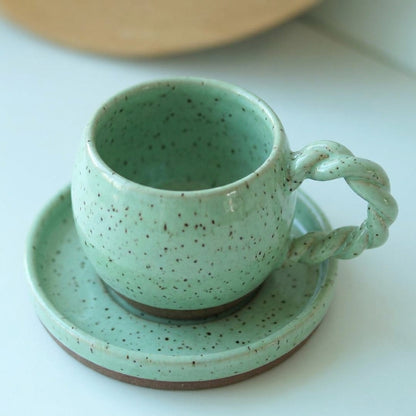 Xícara Esfera com Alça Espiral em cerâmica artesanal — tamanho 180ML, argila Flocos, esmalte Verde Menta