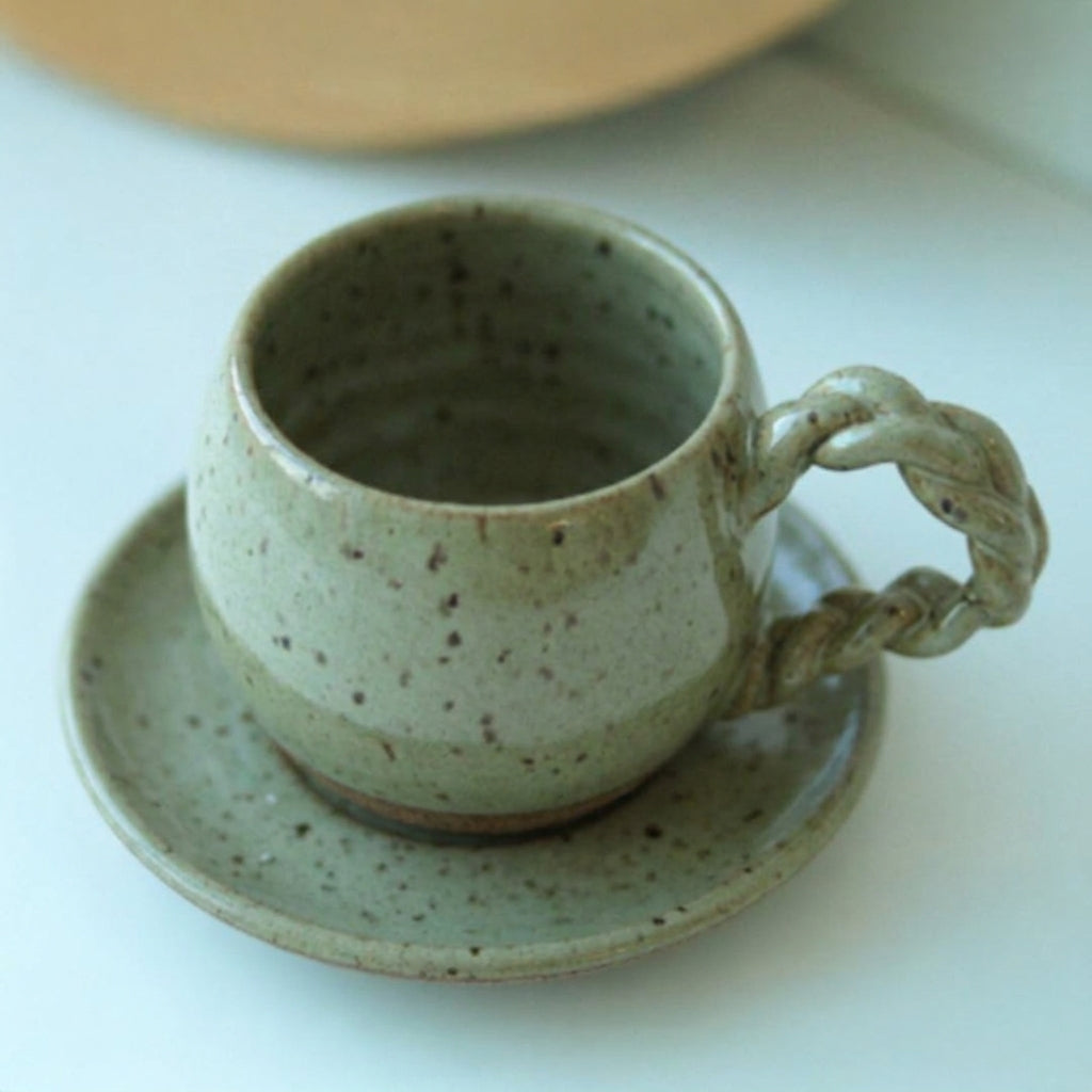 Xícara Esfera com Alça Espiral em cerâmica artesanal — tamanho 180ML, argila Flocos, esmalte Verde Pompeia
