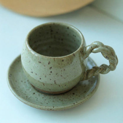 Xícara Esfera com Alça Espiral em cerâmica artesanal — tamanho 180ML, argila Flocos, esmalte Verde Pompeia
