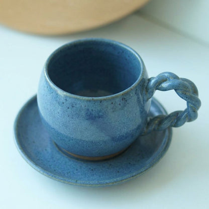 Xícara Esfera com Alça Espiral em cerâmica artesanal — tamanho 250ML, argila Cappuccino, esmalte Azul Safira