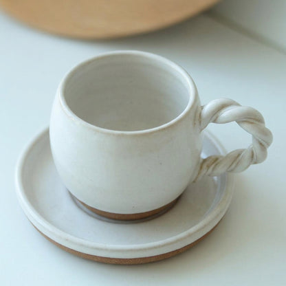 Xícara Esfera com Alça Espiral em cerâmica artesanal — tamanho 250ML, argila Cappuccino, esmalte Branco AMME