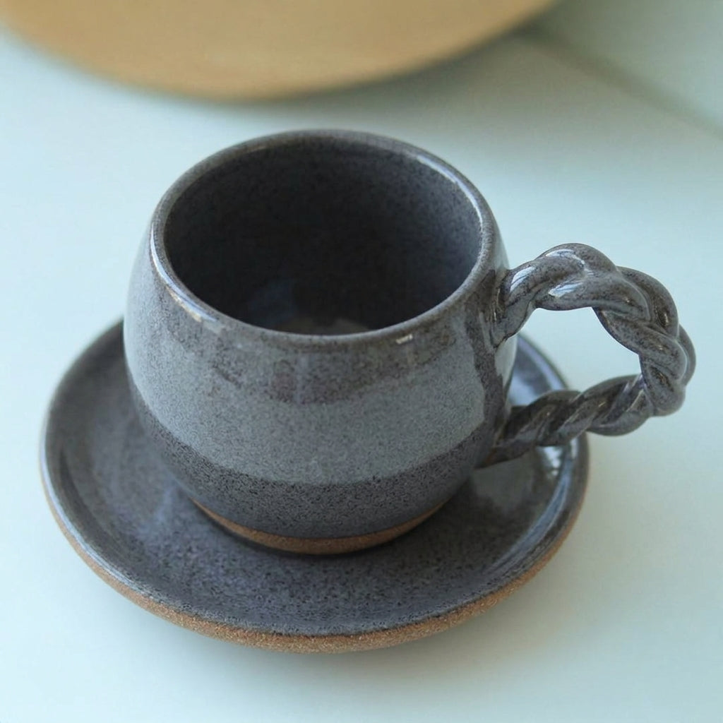 Xícara Esfera com Alça Espiral em cerâmica artesanal — tamanho 250ML, argila Cappuccino, esmalte Grafite