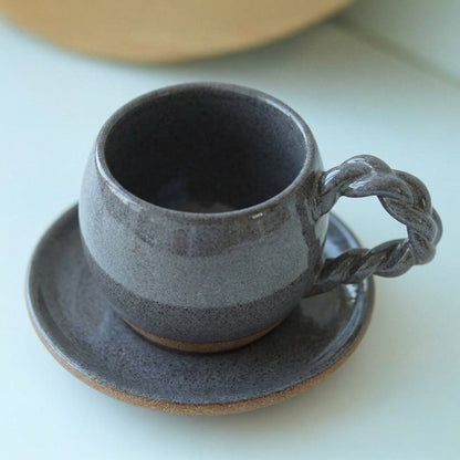 Xícara Esfera com Alça Espiral em cerâmica artesanal — tamanho 250ML, argila Cappuccino, esmalte Grafite