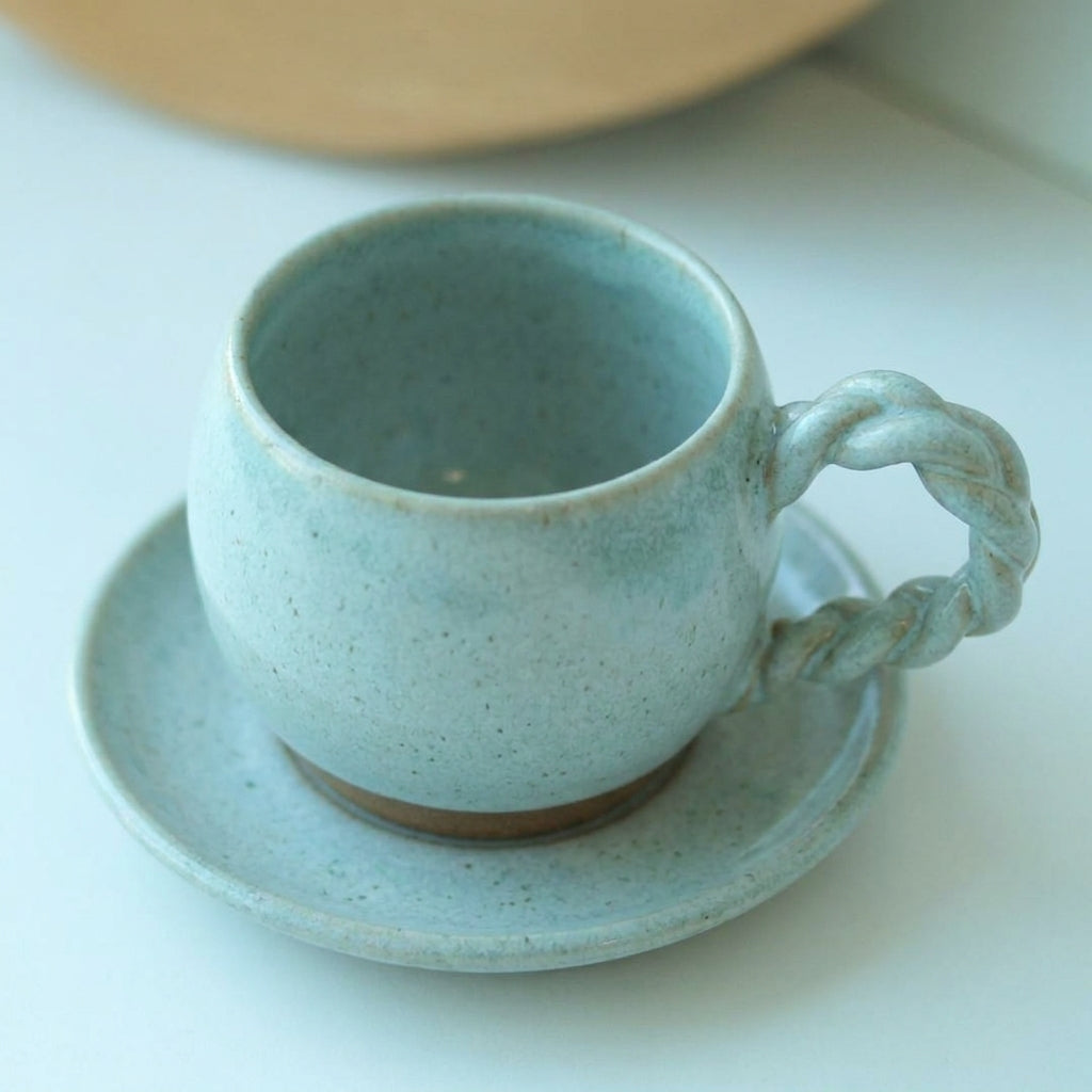Xícara Esfera com Alça Espiral em cerâmica artesanal — tamanho 250ML, argila Cappuccino, esmalte Jujuba