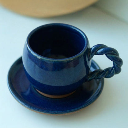 Xícara Esfera com Alça Espiral em cerâmica artesanal — tamanho 250ML, argila Cappuccino, esmalte Lazuli