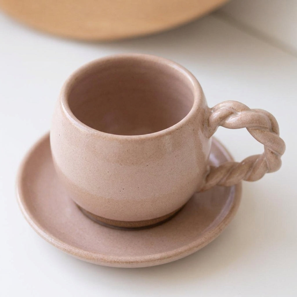 Xícara Esfera com Alça Espiral em cerâmica artesanal — tamanho 250ML, argila Cappuccino, esmalte Nude