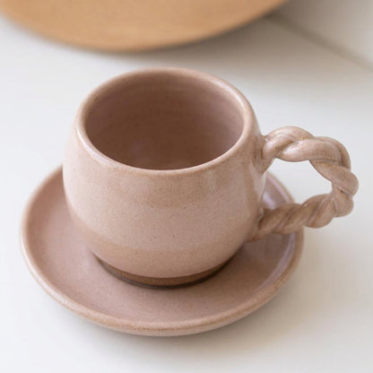 Xícara Esfera com Alça Espiral em cerâmica artesanal — tamanho 250ML, argila Cappuccino, esmalte Nude