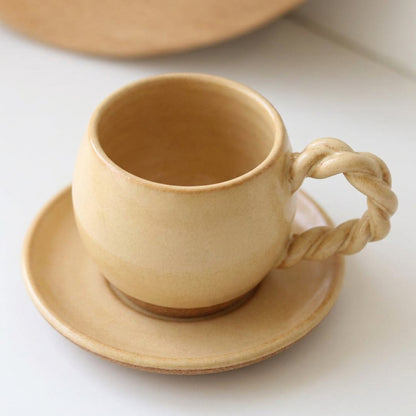 Xícara Esfera com Alça Espiral em cerâmica artesanal — tamanho 250ML, argila Cappuccino, esmalte Pedra Sabão