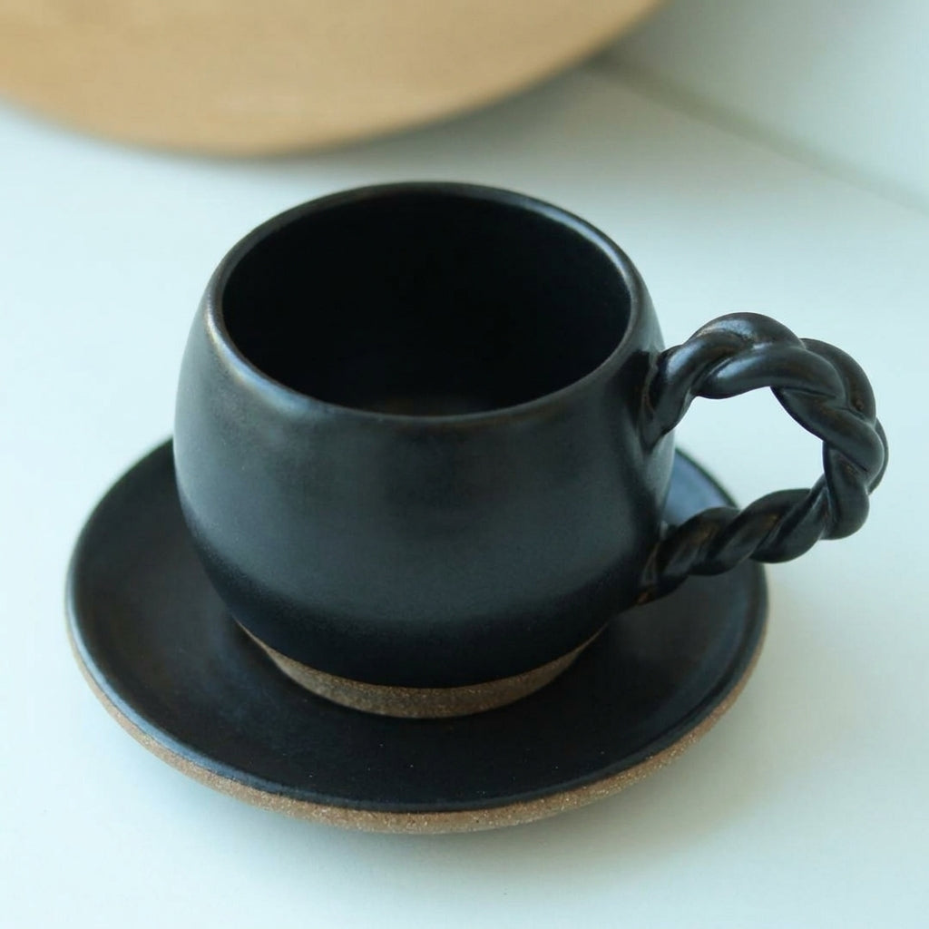 Xícara Esfera com Alça Espiral em cerâmica artesanal — tamanho 250ML, argila Cappuccino, esmalte Preto Acetinado