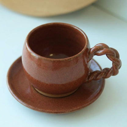 Xícara Esfera com Alça Espiral em cerâmica artesanal — tamanho 250ML, argila Cappuccino, esmalte Sol de Terracota