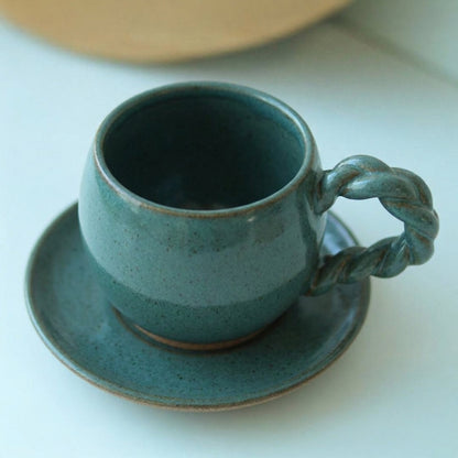 Xícara Esfera com Alça Espiral em cerâmica artesanal — tamanho 250ML, argila Cappuccino, esmalte Verde Exército