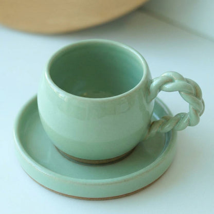 Xícara Esfera com Alça Espiral em cerâmica artesanal — tamanho 250ML, argila Cappuccino, esmalte Verde Menta