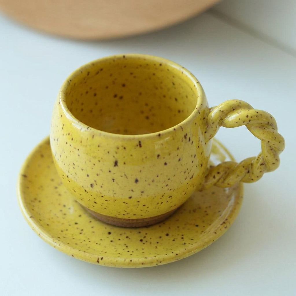 Xícara Esfera com Alça Espiral em cerâmica artesanal — tamanho 250ML, argila Flocos, esmalte Amarelo Intenso
