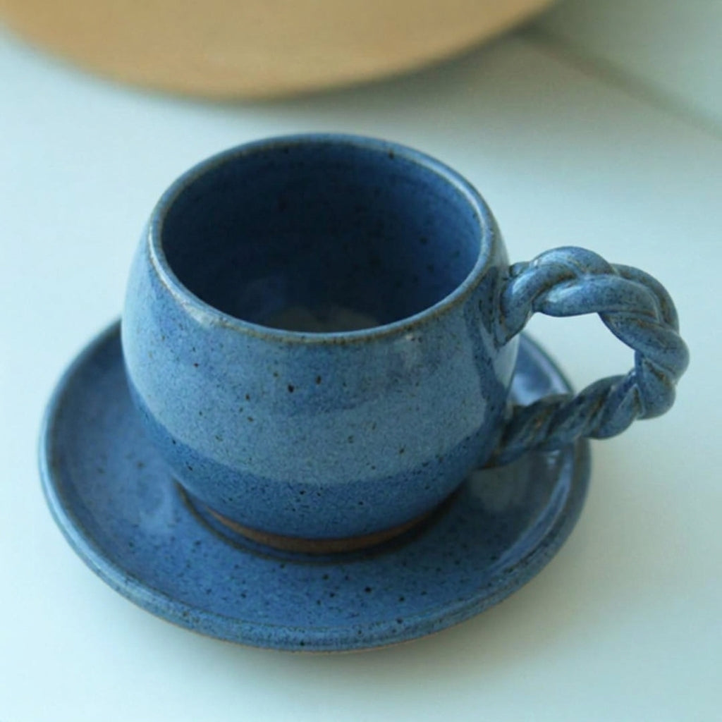 Xícara Esfera com Alça Espiral em cerâmica artesanal — tamanho 250ML, argila Flocos, esmalte Azul Safira