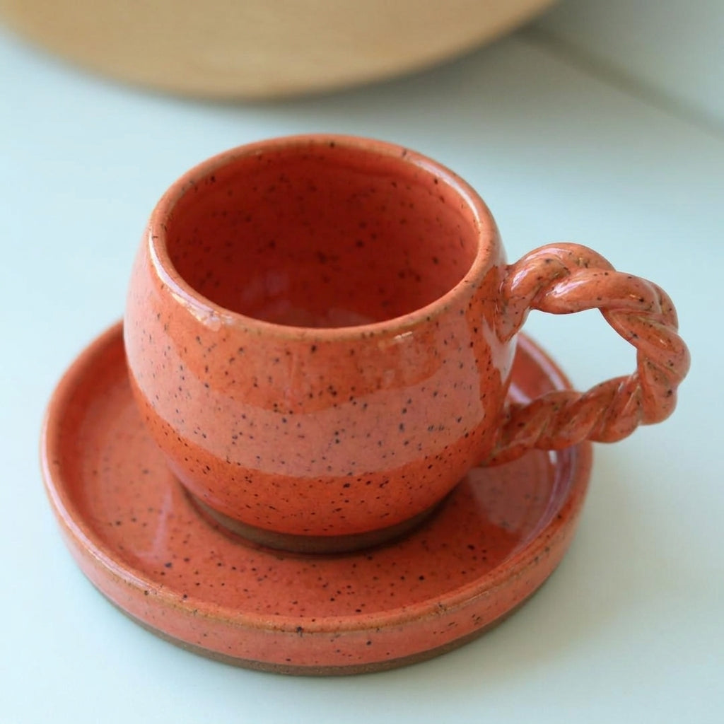Xícara Esfera com Alça Espiral em cerâmica artesanal — tamanho 250ML, argila Flocos, esmalte Laranja Intenso