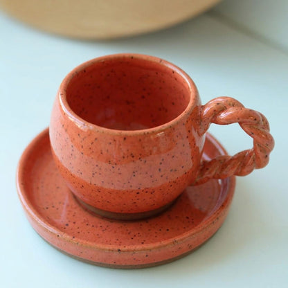 Xícara Esfera com Alça Espiral em cerâmica artesanal — tamanho 250ML, argila Flocos, esmalte Laranja Intenso