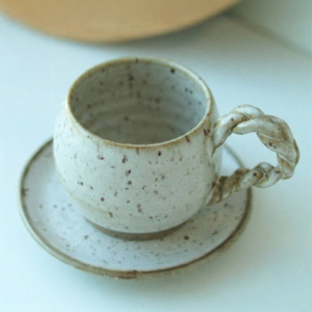 Xícara Esfera com Alça Espiral em cerâmica artesanal — tamanho 250ML, argila Flocos, esmalte Pedra Sabão
