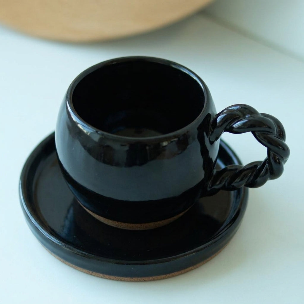 Xícara Esfera com Alça Espiral em cerâmica artesanal — tamanho 250ML, argila Flocos, esmalte Preto Ébano