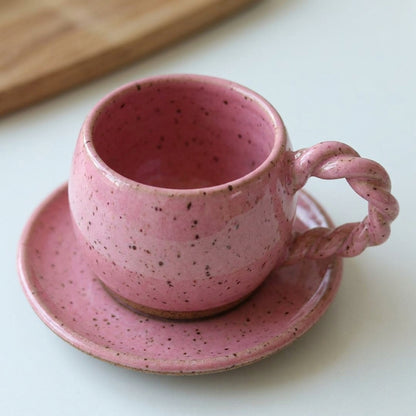 Xícara Esfera com Alça Espiral em cerâmica artesanal — tamanho 250ML, argila Flocos, esmalte Rosa Barbie