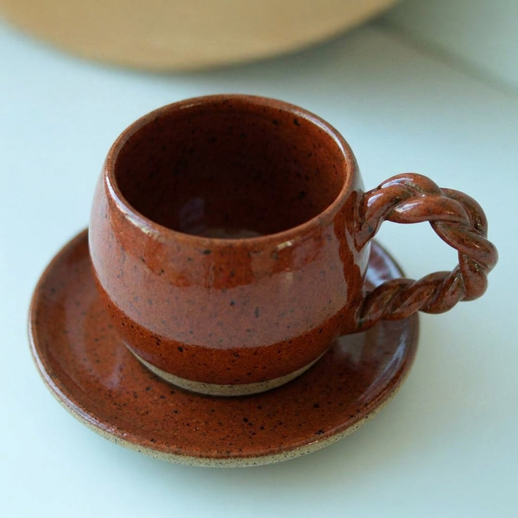 Xícara Esfera com Alça Espiral em cerâmica artesanal — tamanho 250ML, argila Flocos, esmalte Sol de Terracota