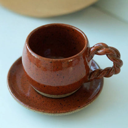 Xícara Esfera com Alça Espiral em cerâmica artesanal — tamanho 250ML, argila Flocos, esmalte Sol de Terracota