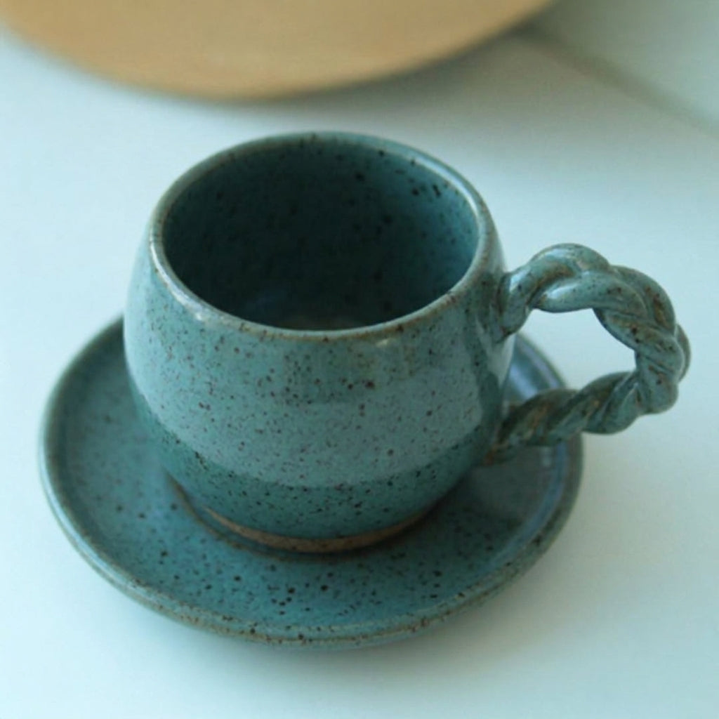 Xícara Esfera com Alça Espiral em cerâmica artesanal — tamanho 250ML, argila Flocos, esmalte Verde Exército