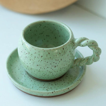 Xícara Esfera com Alça Espiral em cerâmica artesanal — tamanho 250ML, argila Flocos, esmalte Verde Menta