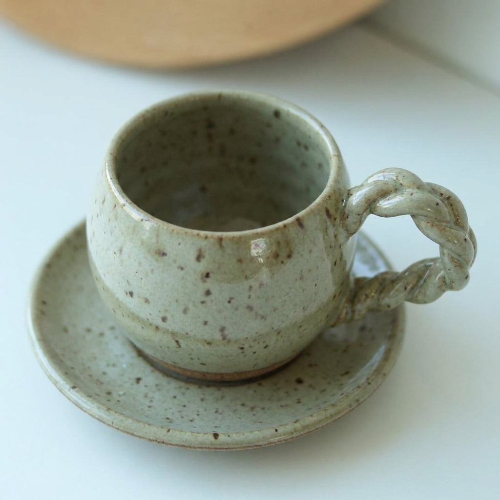 Xícara Esfera com Alça Espiral em cerâmica artesanal — tamanho 250ML, argila Flocos, esmalte Verde Pompeia