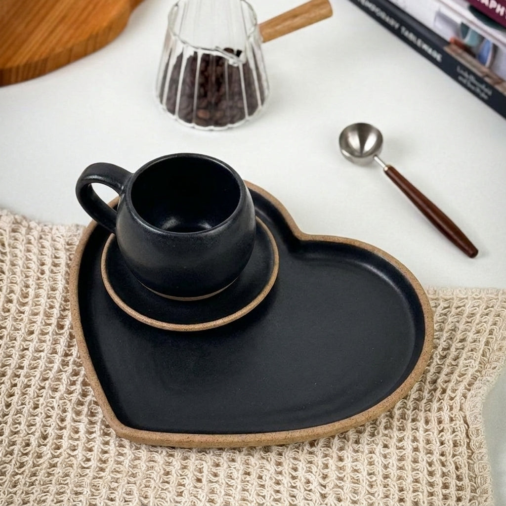 Xícara Esfera com Bandeja Coração em cerâmica artesanal — tamanho 100ML, argila Cappuccino, esmalte Preto Acetinado
