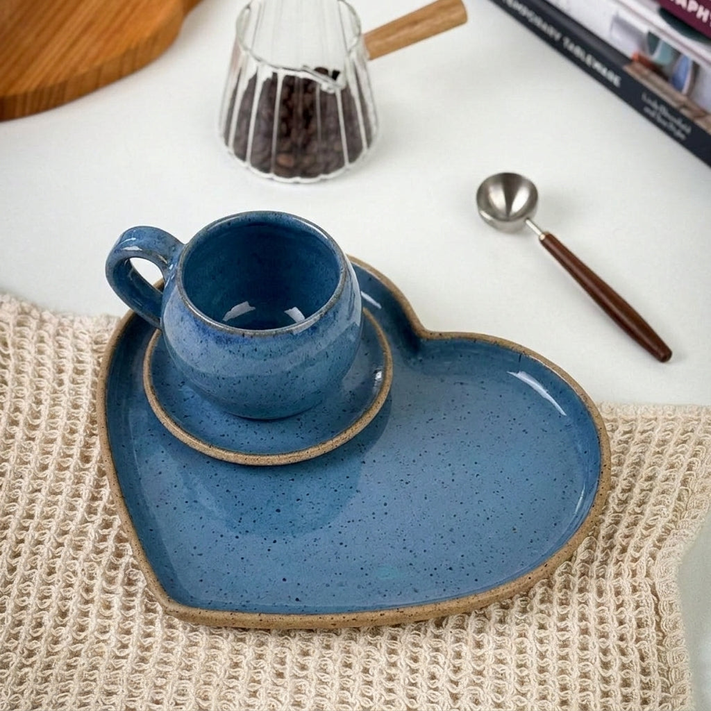 Xícara Esfera com Bandeja Coração em cerâmica artesanal — tamanho 180ML, argila Cappuccino, esmalte Azul Safira