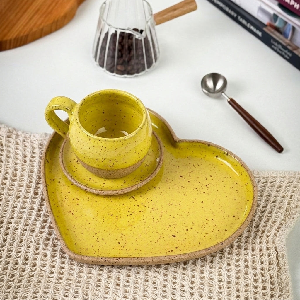 Xícara Esfera com Bandeja Coração em cerâmica artesanal — tamanho 180ML, argila Flocos, esmalte Amarelo Intenso