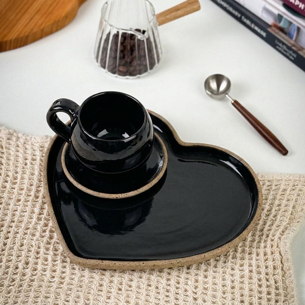 Xícara Esfera com Bandeja Coração em cerâmica artesanal — tamanho 180ML, argila Flocos, esmalte Preto Ébano