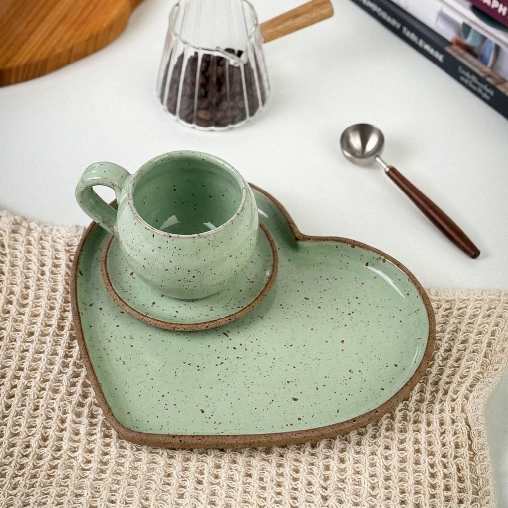 Xícara Esfera com Bandeja Coração em cerâmica artesanal — tamanho 180ML, argila Flocos, esmalte Verde Menta