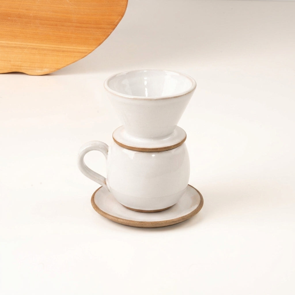 Xícara Esfera com porta filtro em cerâmica artesanal — argila Cappuccino, esmalte Branco AMME