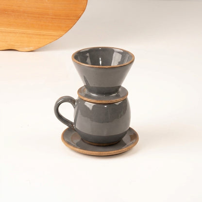 Xícara Esfera com porta filtro em cerâmica artesanal — argila Cappuccino, esmalte Grafite