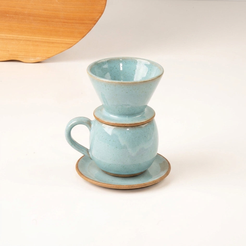 Xícara Esfera com porta filtro em cerâmica artesanal — argila Cappuccino, esmalte Jujuba