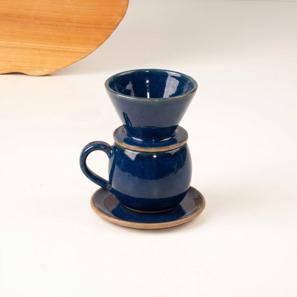 Xícara Esfera com porta filtro em cerâmica artesanal — argila Cappuccino, esmalte Lazuli