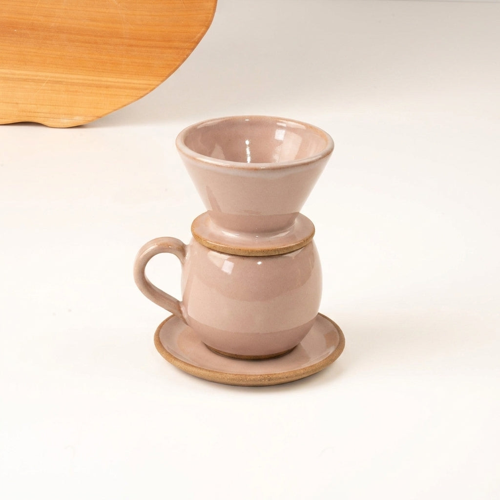 Xícara Esfera com porta filtro em cerâmica artesanal — argila Cappuccino, esmalte Nude